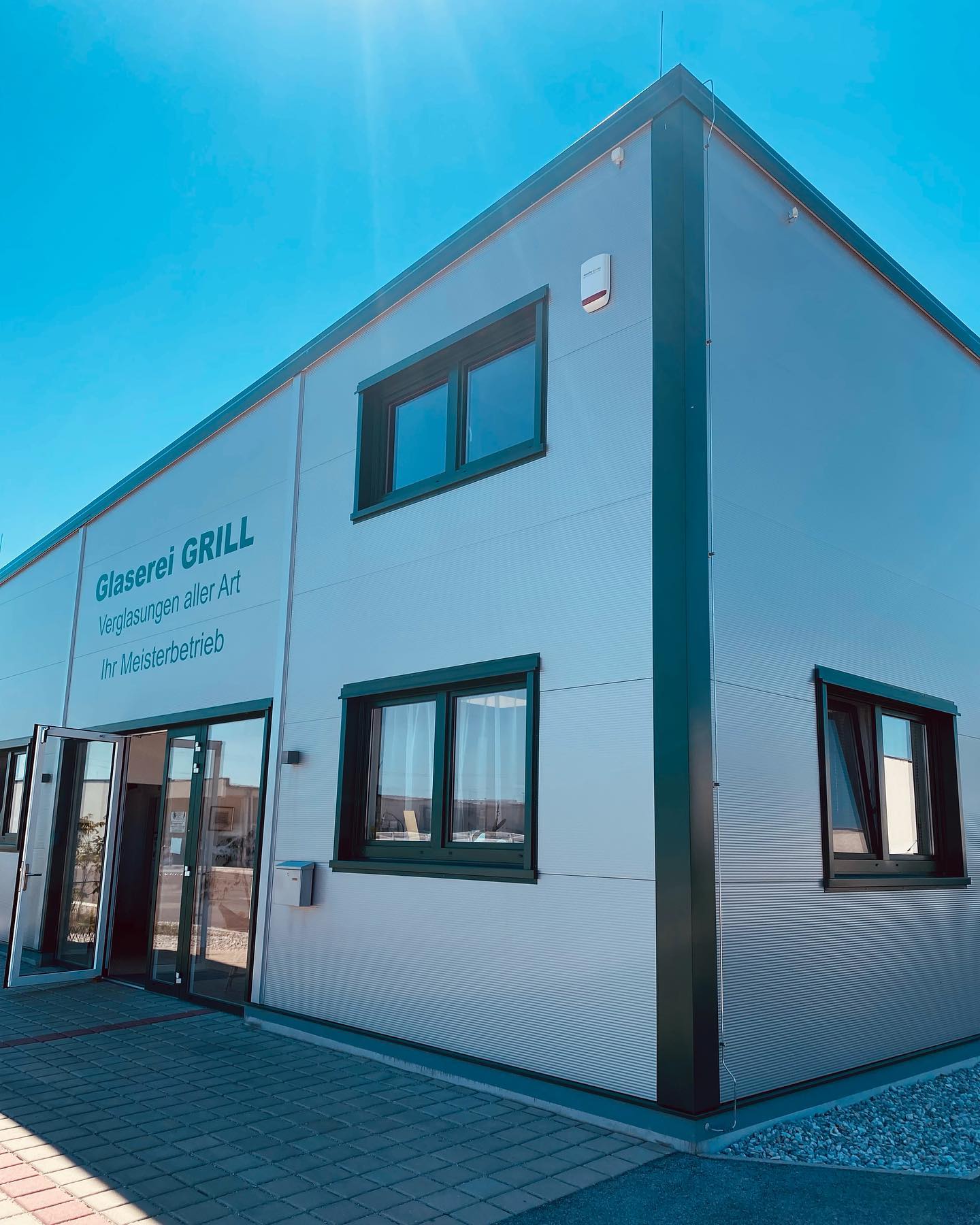 Familienbetrieb/ Meisterbetrieb. Kleines, aber feines Team, stets bemüht Ideen und Kreationen umzusetzen.
#glaserei #meisterbetrieb #wienerneustadt #glasbautechnik #kunstverglasung #reparaturverglasung